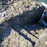 ...una serie di gradini scolpiti nella roccia che permettono la discesa sino al mare